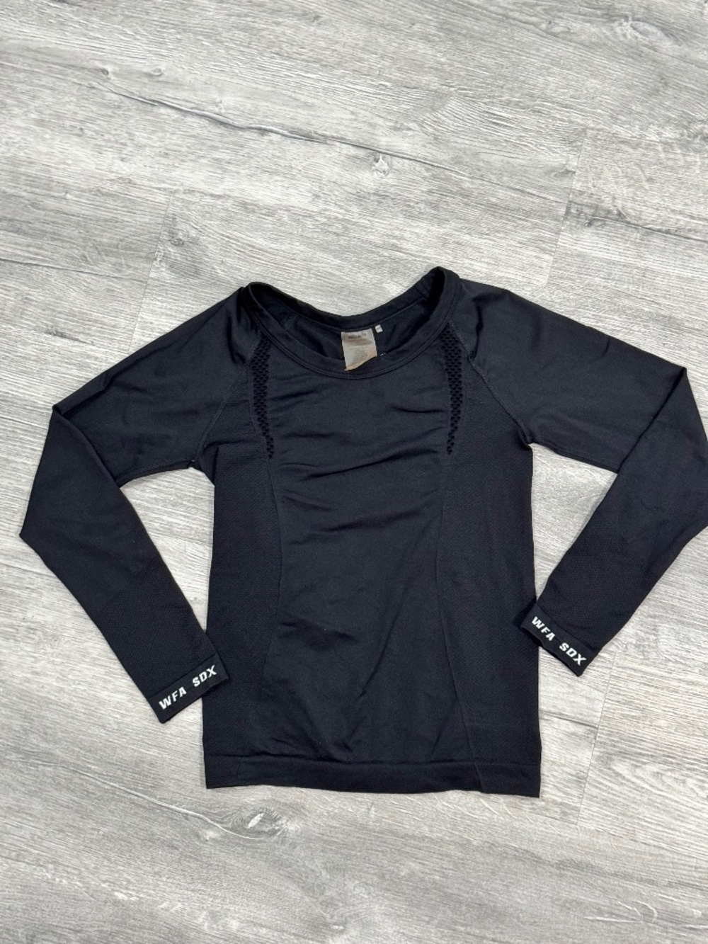 White Fox Active (SOX WFA) long sleeve black fitted activewear shirt, size M/L